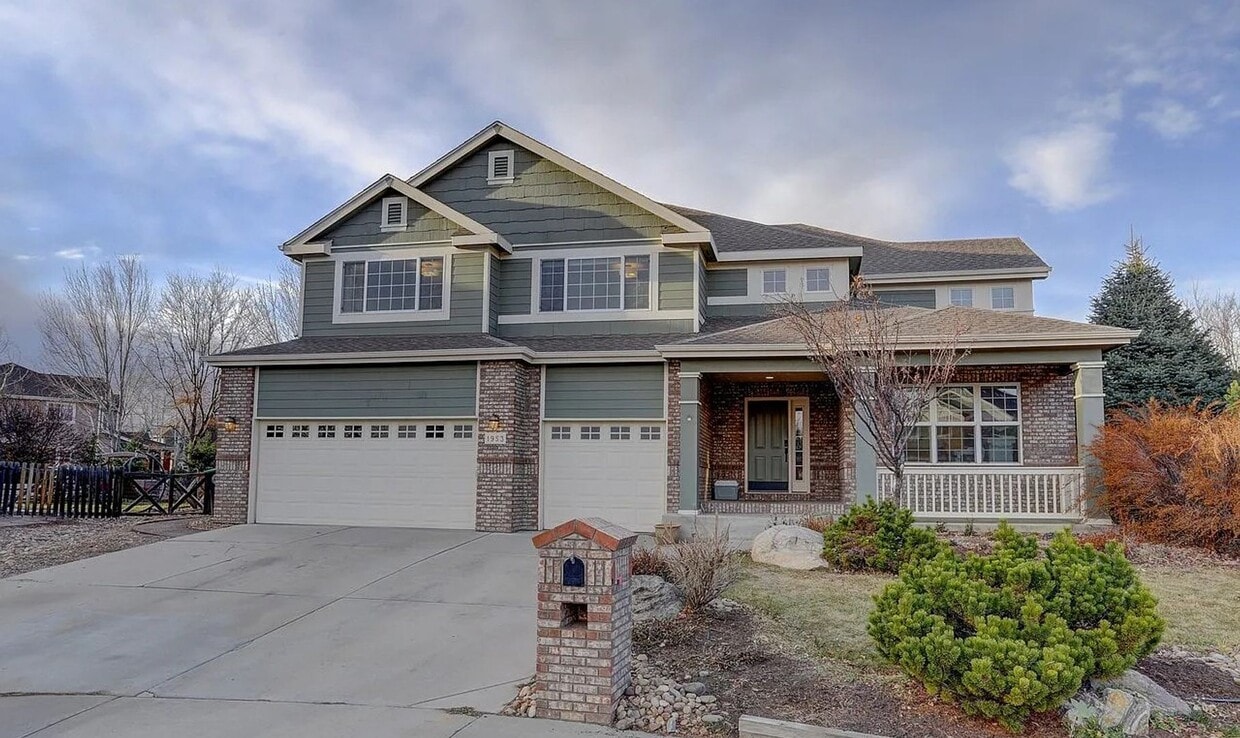 Primary Photo - Light-Filled Longmont Gem with Elegant Fin...