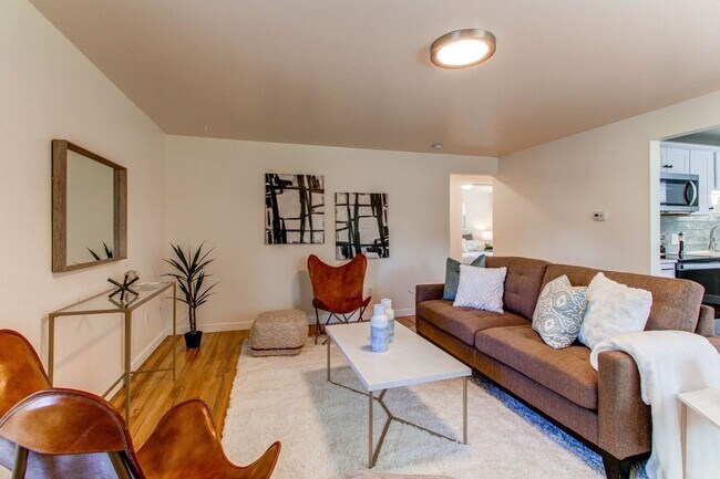 Foto del edificio - Charming 2BR Duplex in Lakewood by Crown H...
