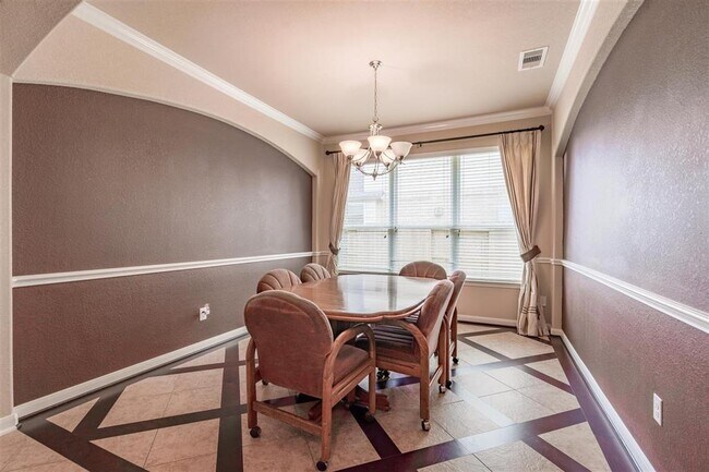 Building Photo - 7111 Patterson Dr