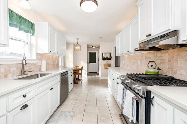 Building Photo - 3 Bedroom House Available off Jefferson Hwy