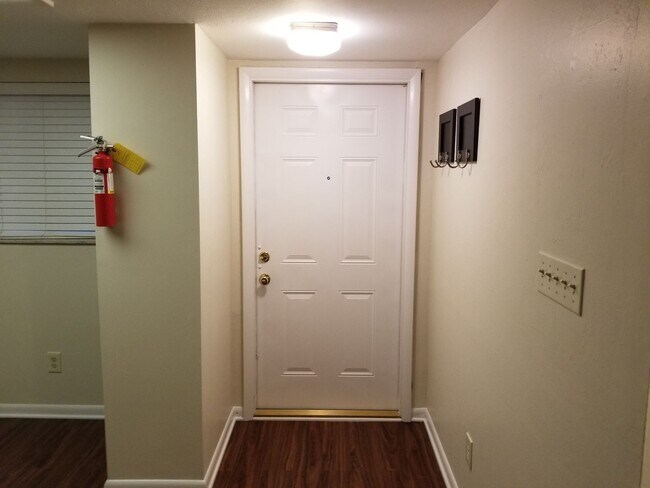 Foto del edificio - **Available mid October** 2 Bedroom/ 2 Bat...