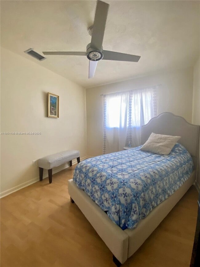 Foto del edificio - 6890 Liberty St