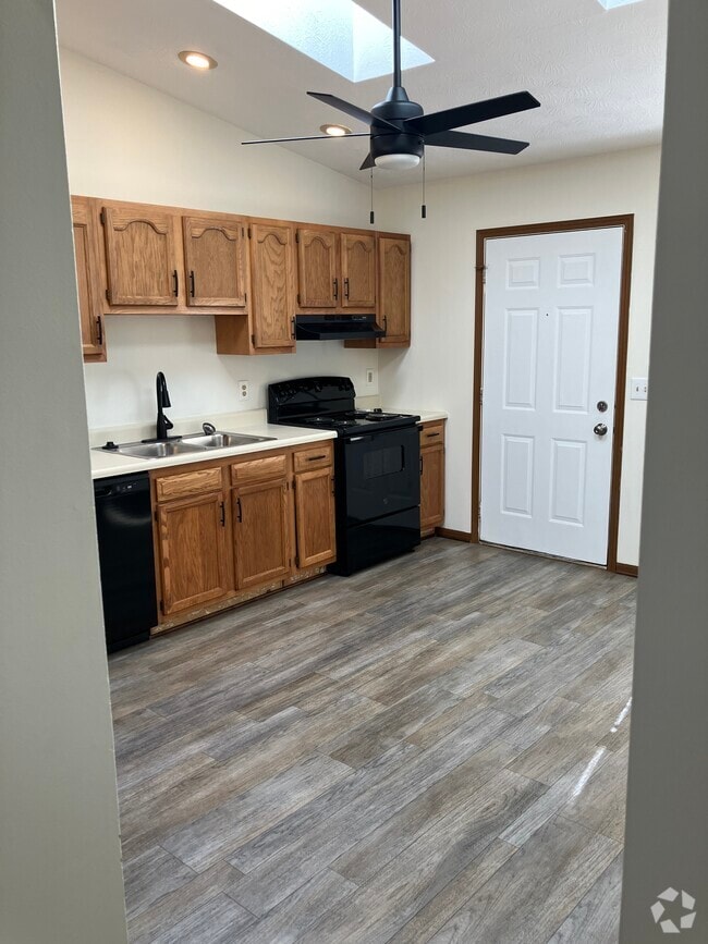 Building Photo - 665 Mumford Dr