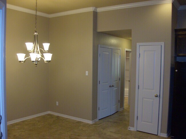 Foto del edificio - Spacious 2-Bedroom Home on Corner Lot  Vie...