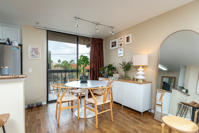 Foto del edificio - 7320 Hawthorn Ave