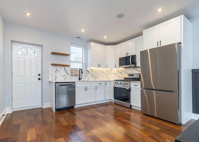 Building Photo - 9026 W Avalon Dr