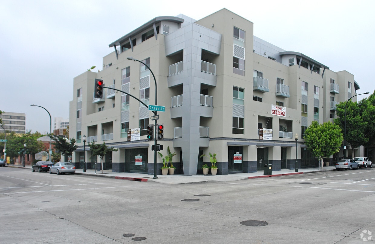 Building Photo - 155-169 W Green St