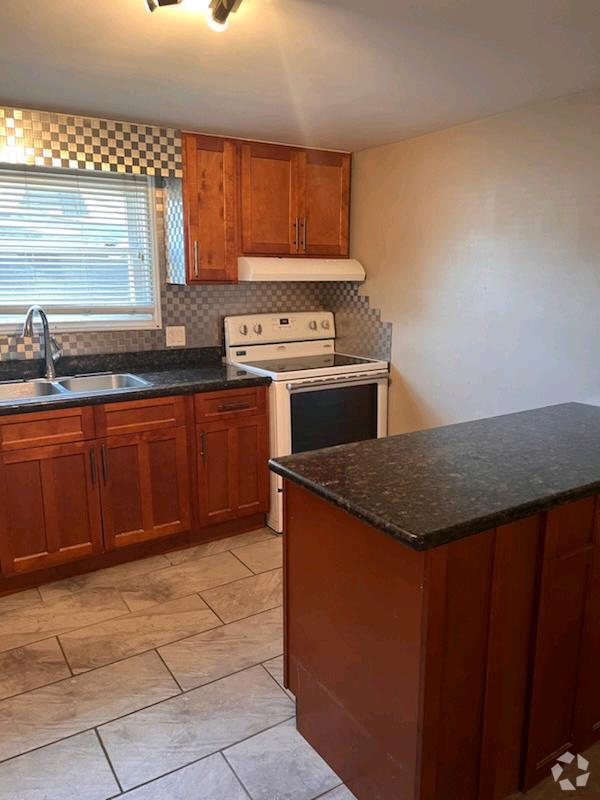 Building Photo - 69 Mackay Av