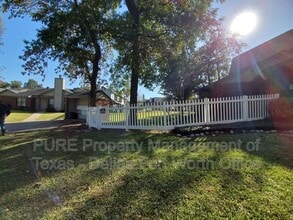 Building Photo - 802-102 Castleglen Dr