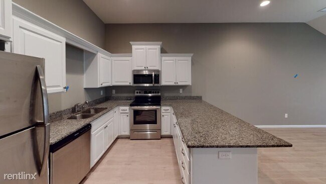 Building Photo - 200 SW Laurel Dr