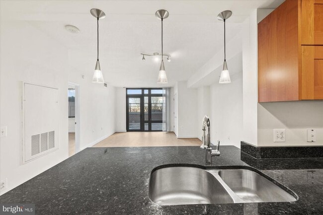 Foto del edificio - 2451 Midtown Ave