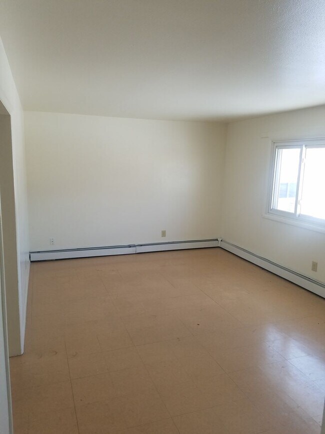 Building Photo - Large 3-Bedroom Townhome For Rent in Casper!