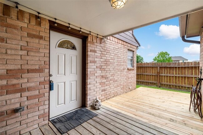Building Photo - 542 Birdsong Dr