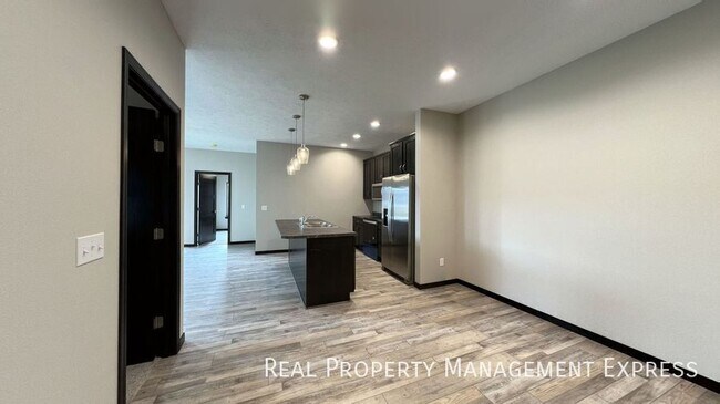 Foto del edificio - 3-Bed, 2-Bath Townhome: Modern, Spacious, Convenient