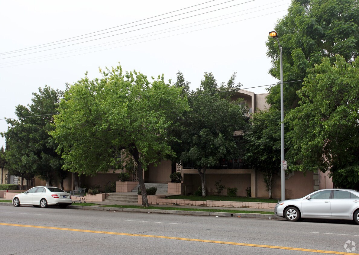 Foto del edificio - 8421 Lindley Ave