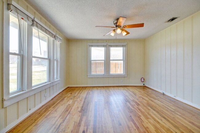 Foto del edificio - 2 Bedroom Bungalow - COMING SOON.