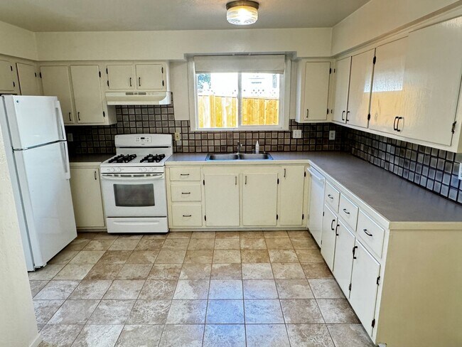 Building Photo - Attractive 2BR/1BA Home on Jefferson Stree...