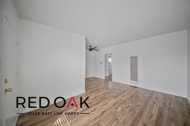Foto del edificio - Stunning One Bedroom Drenched in Natural L...
