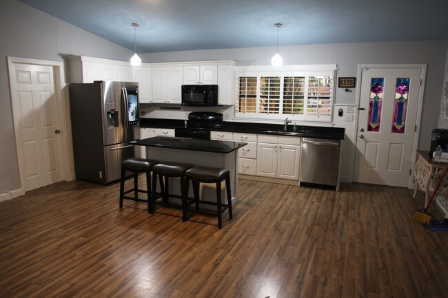 Sala de estar - 4989 Venetian Blvd NE