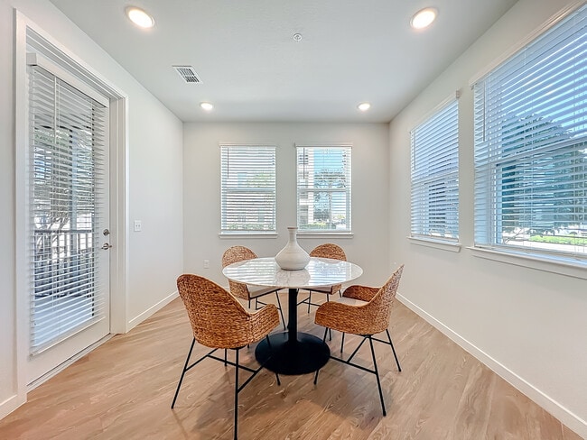 2 dormitorios, 2 baños | 111 metros cuadrados | Sala de estar abierta con comedor completo para recibir invitados - Bayfront On Sand Lake