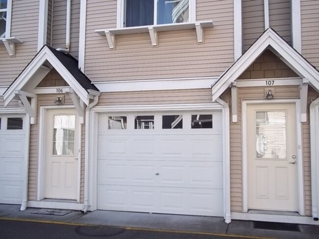 Building Photo - Beautiful Townhouse-Style Condominium Minu...
