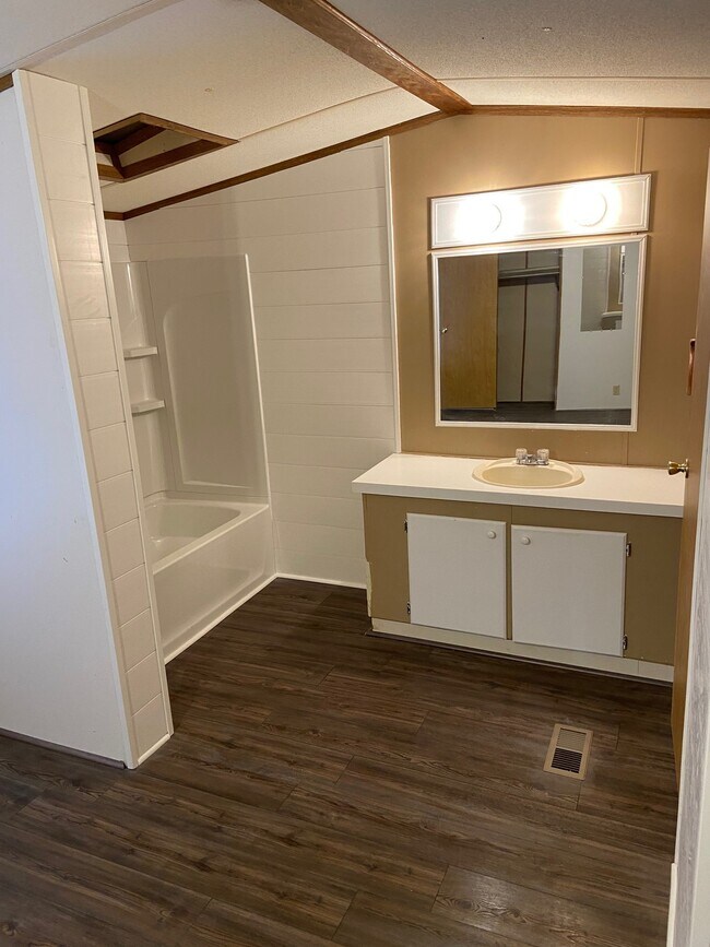 Master bathroom - 3182 Bowker Rd
