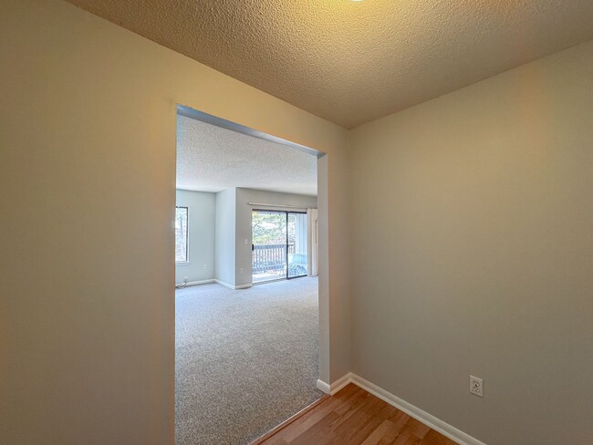 Building Photo - Large 2-Bed/1-Bath w/ Private Balcony & In...