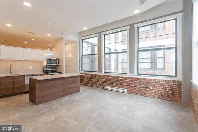 Building Photo - 315 New St