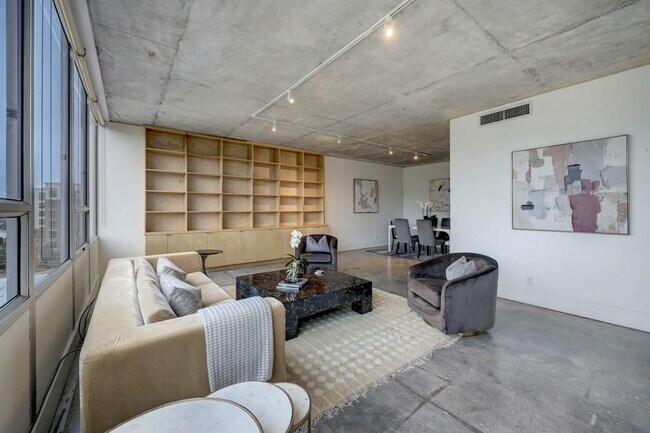 Building Photo - 2701 Westheimer Rd