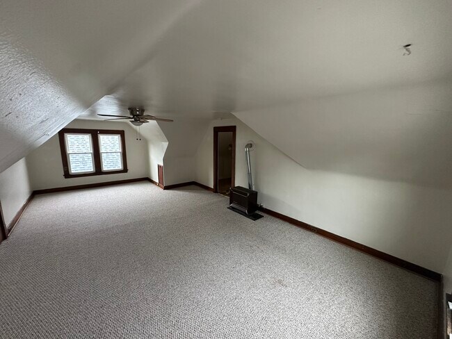 Dormitorio - 1304 W 102nd St