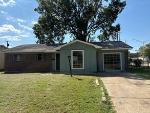 Building Photo - 3621 Red Bud Ln
