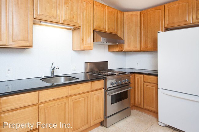 Building Photo - 1024 Schwerin St