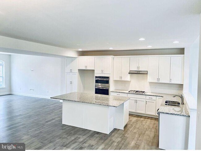 Building Photo - 85 Westhampton Dr