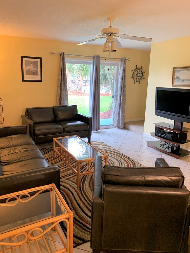 Living space - 97 Cross Creek Rd