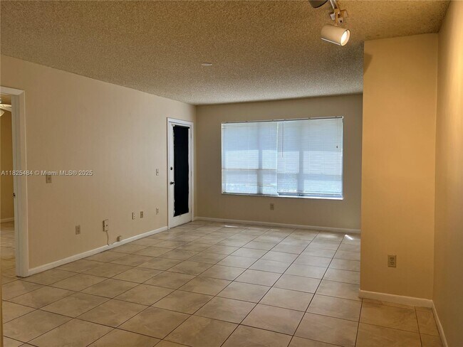 Foto del edificio - 4261 W McNab Rd