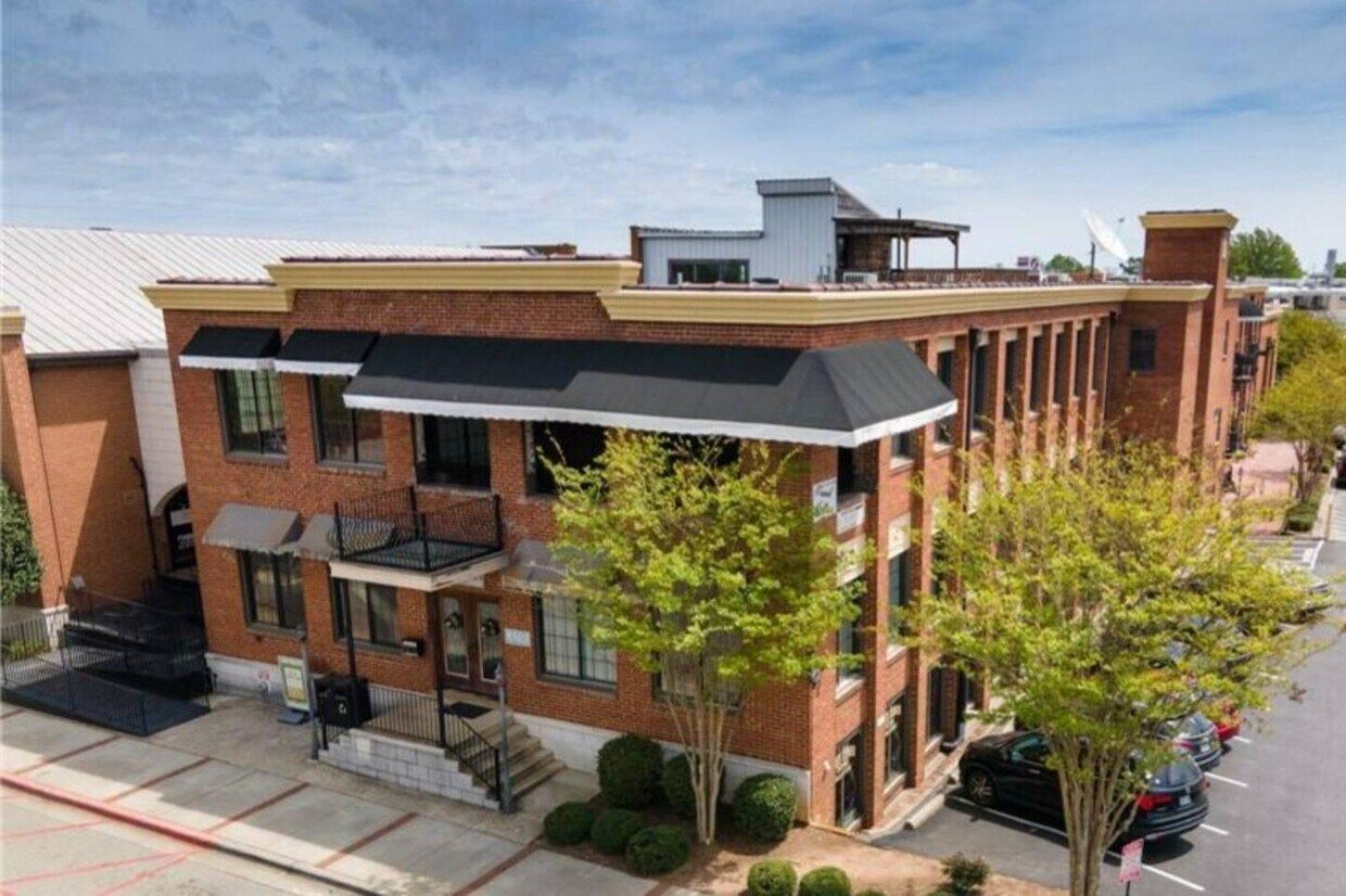 210 N Main St, Kernersville, NC 27284 Townhome Rentals in