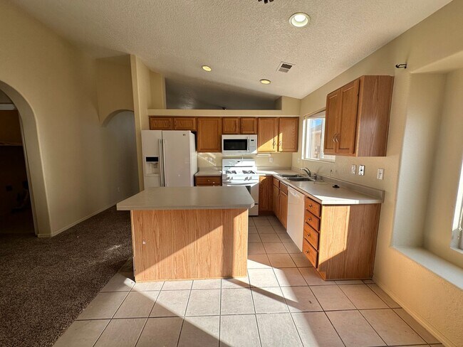 Foto del edificio - 4 bed 2 bath home in Huning Ranch.