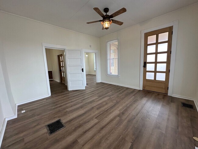 Building Photo - L1004