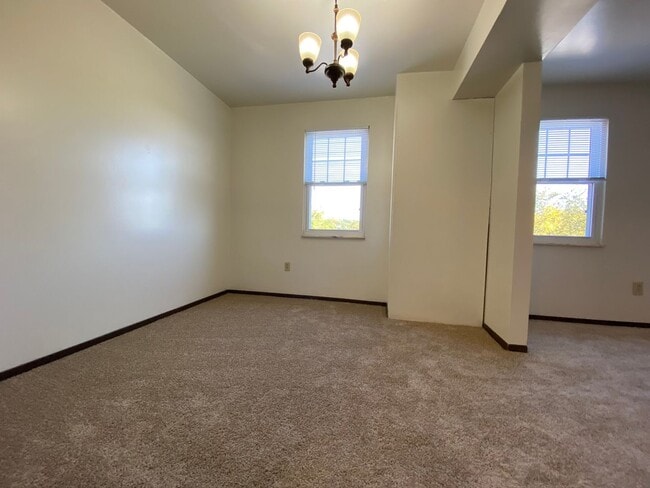 Building Photo - North Hills 2 BR Apartment! Perfect Locati...