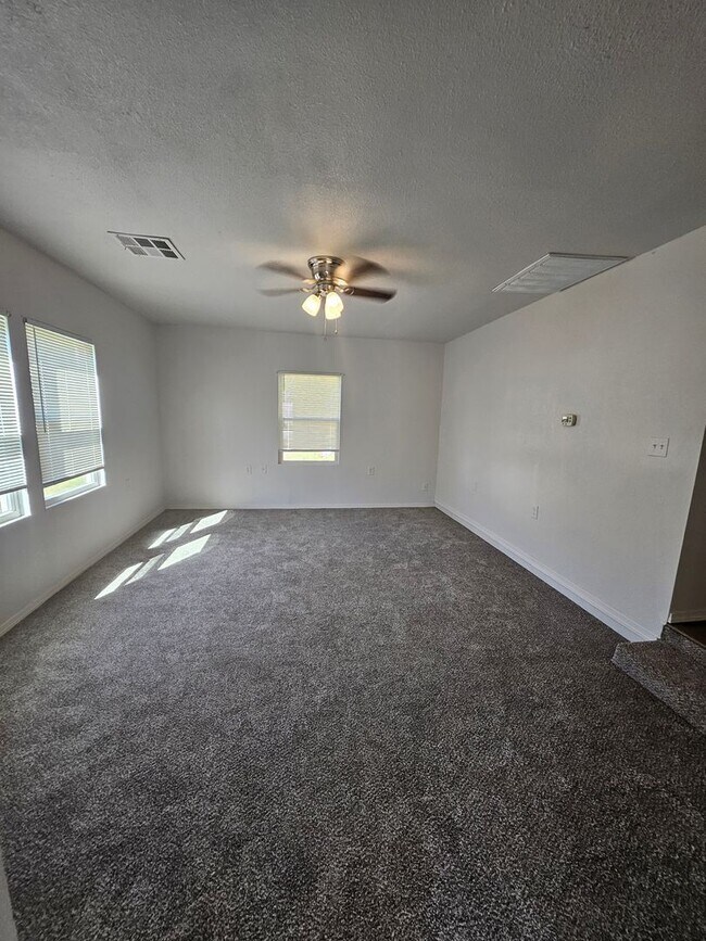 Foto del edificio - Cute little 2 bedroom with a big yard!