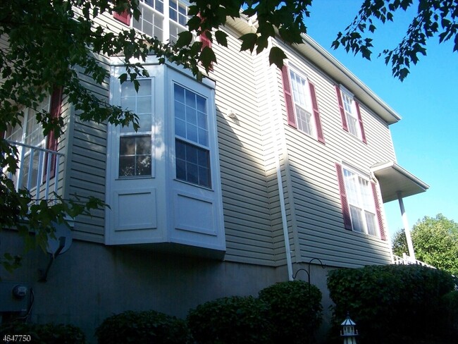 Building Photo - 27 Briar Ln