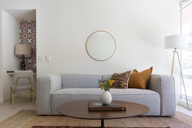 Building Photo - 353 King St