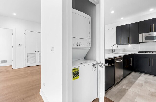 Building Photo - 914 W Hubbard St