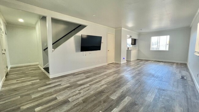 Building Photo - Lovely House 4BR 2.5BA with Large Backyard