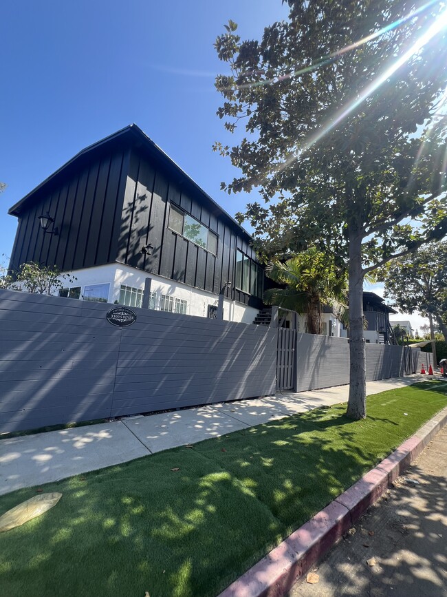 Building Photo - 3304 S Beverly Dr