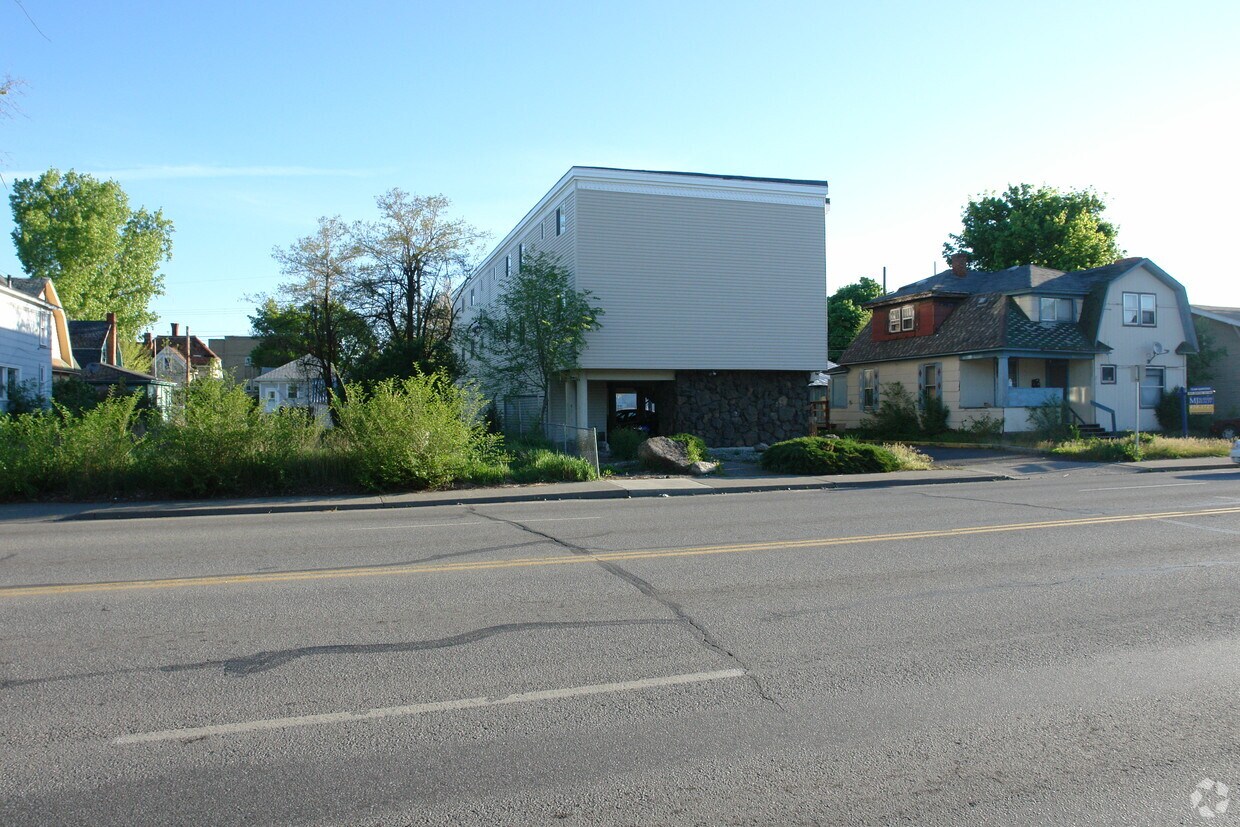 Building Photo - 818 W Maxwell Ave