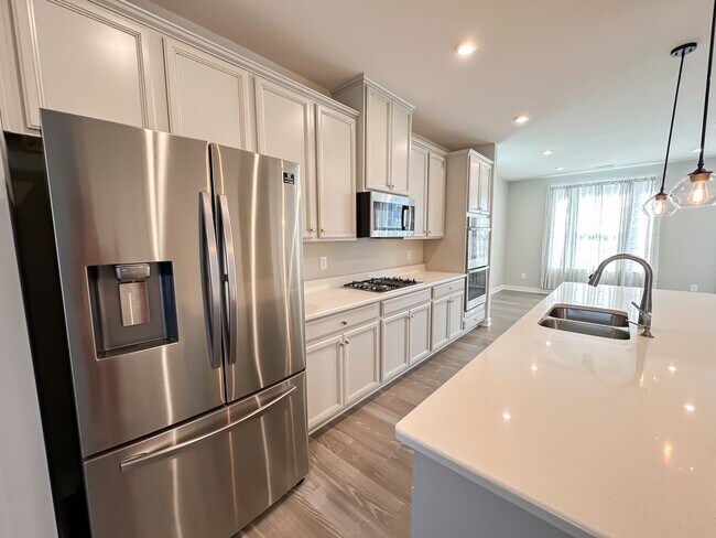 Building Photo - Newly Remodeled Townhouse!