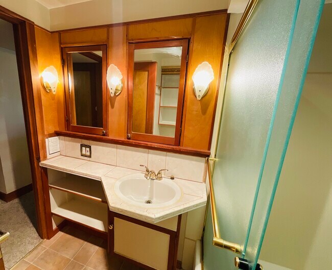 Baño - 7721 17th Ave NE