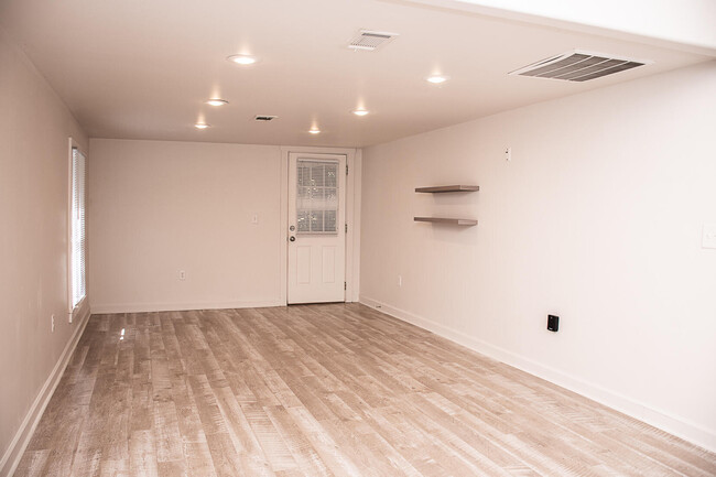 Building Photo - 452 N Spring St