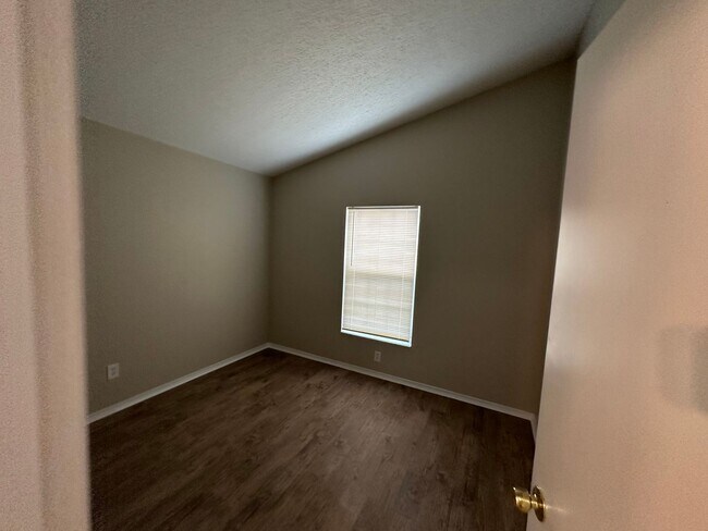 Foto del edificio - 3 Bed / 2 Bath Refurbed Home For Rent Pine Hills - SECTION EIGHT ACCEPTED!!